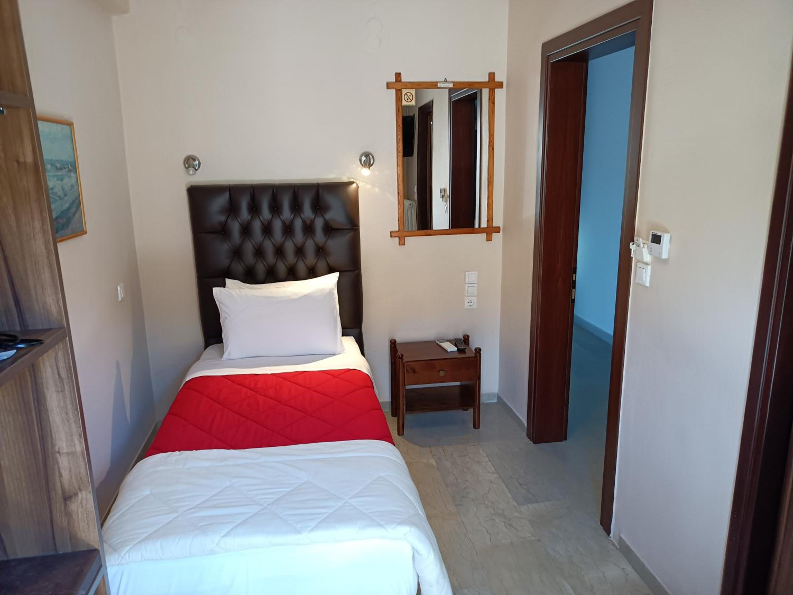 Small Single Room no View photo 3