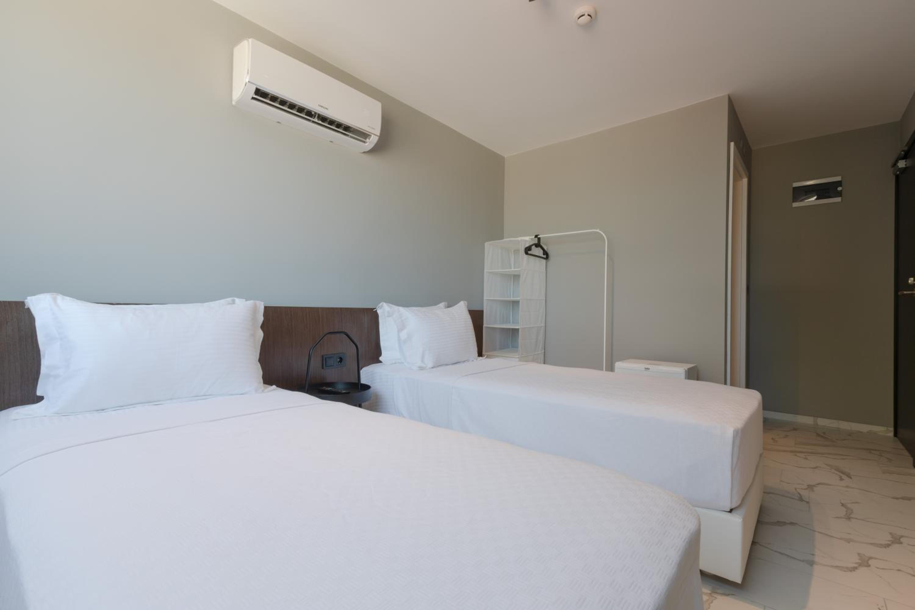 Small Twin Room - Photo 3