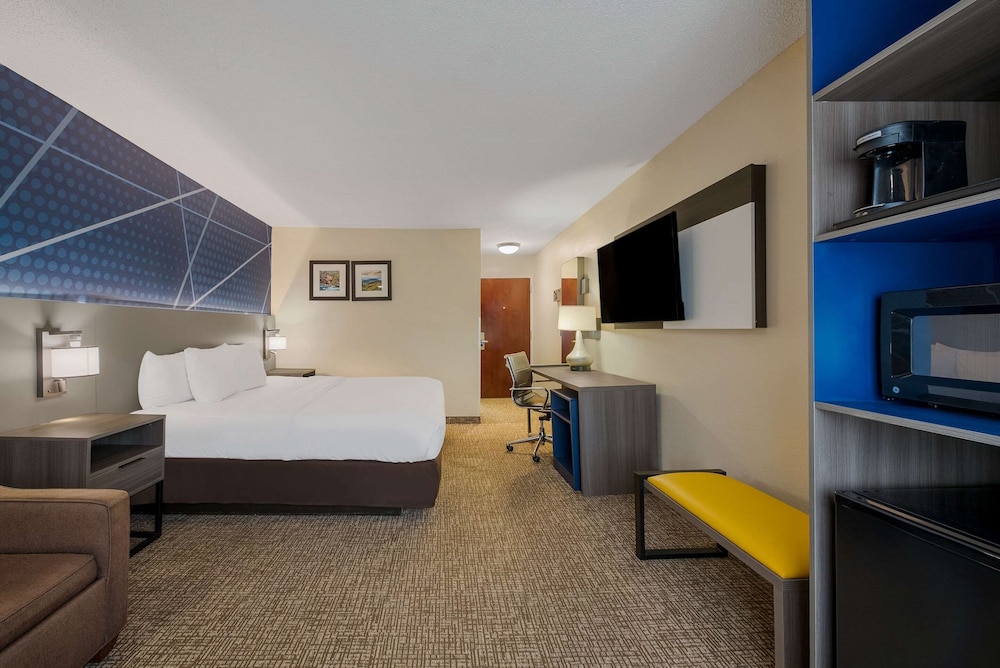 Standard Room, 1 King Bed with Sofa bed, Non Smoking - Photo 1