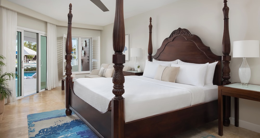 Honeymoon Suite, 1 King Bed, Patio, Beachfront (Starlight Swim-up Club Level, Tub)