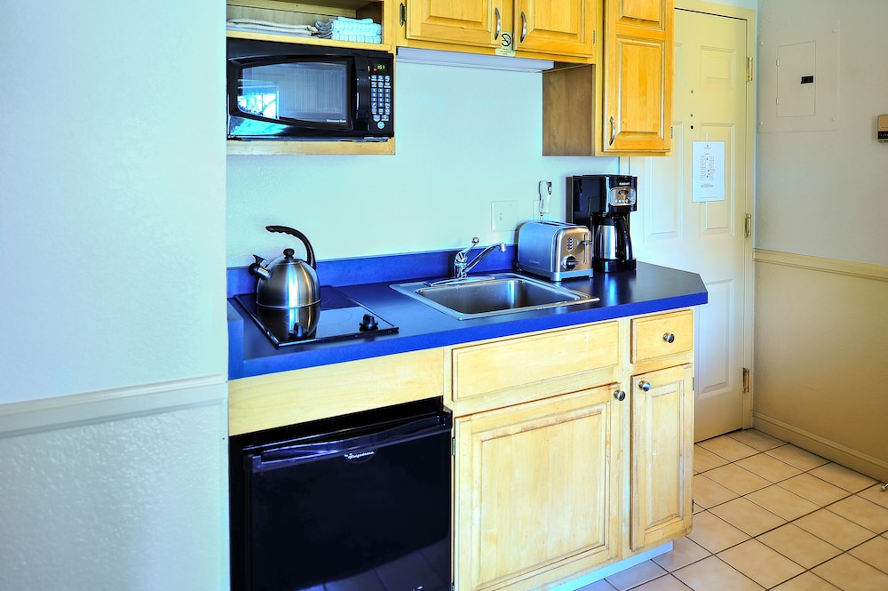 Standard Studio Suite, 1 Queen Bed, Non Smoking, Kitchenette