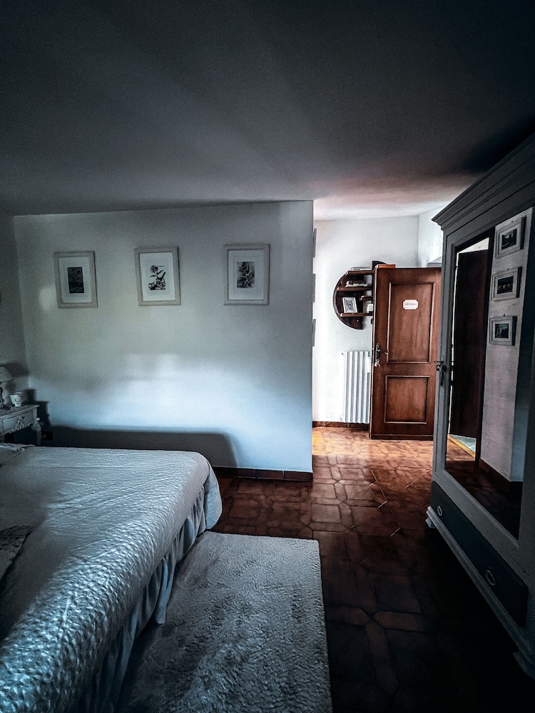 Deluxe Double Room, 1 Queen Bed, Private Bathroom, Garden View photo 2