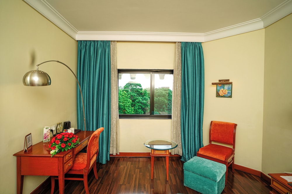 Executive Suite - Photo 9