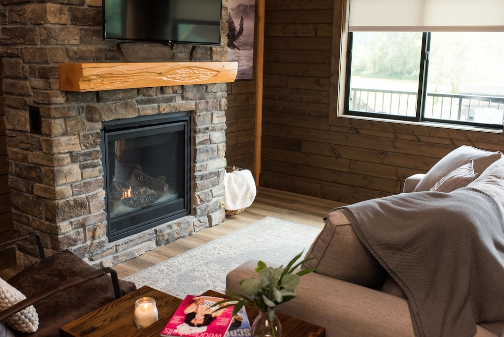 Luxury Nature Series Cabin, 1 King Bed, Gas Fireplace, Riverview (Coho - Pet Friendly)
