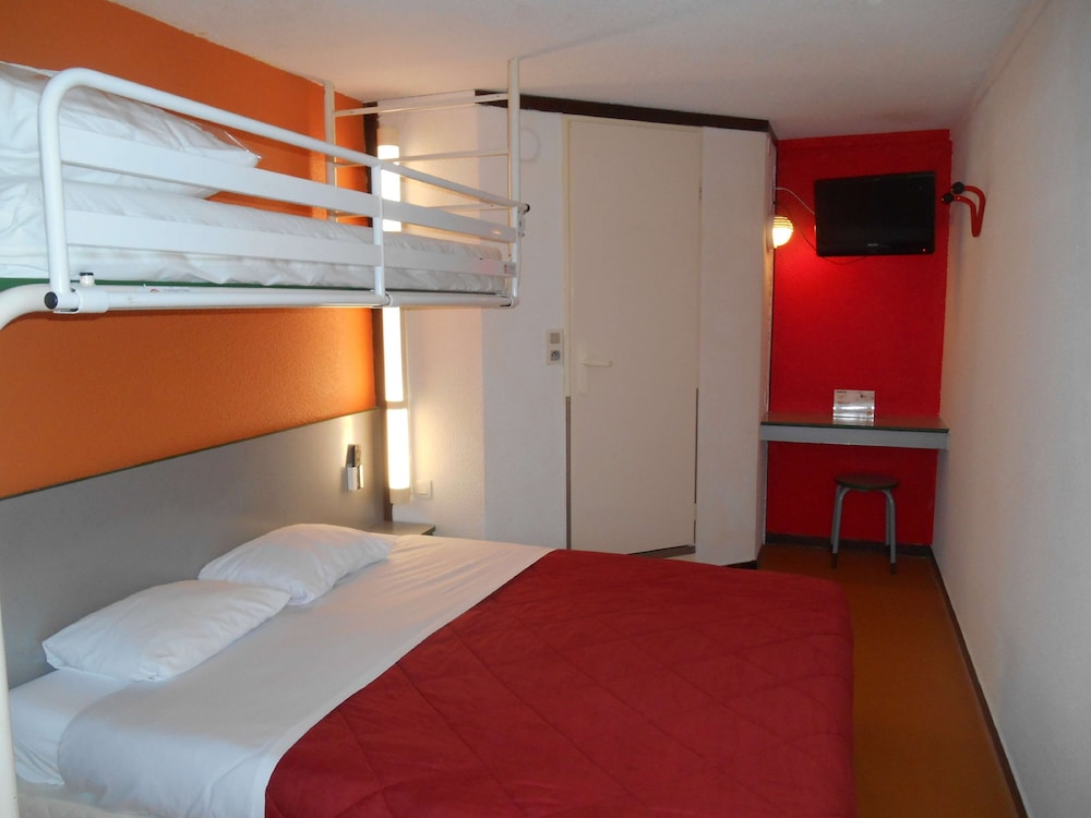 Standard Room, Multiple Beds (1 Double and 1 Single bed) - Photo 1