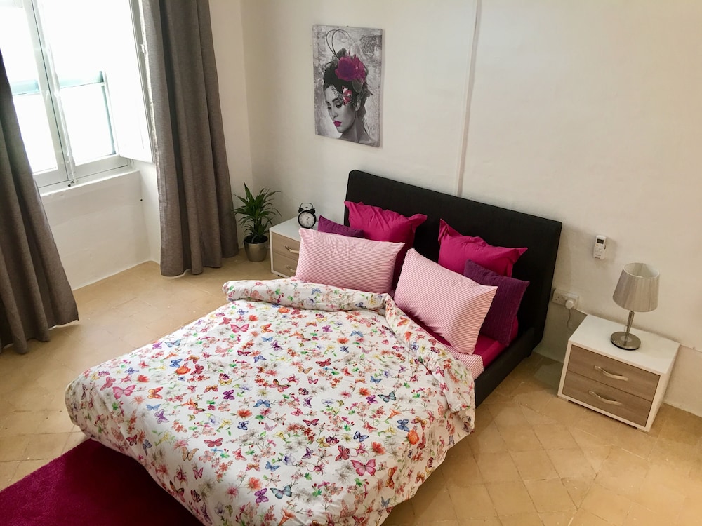 Single Room, Shared Bathroom