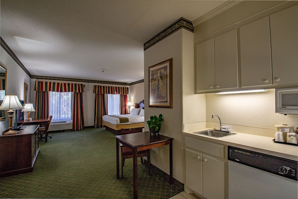 Standard Room, 1 King Bed (Accessible King Non-Smoking) photo 3