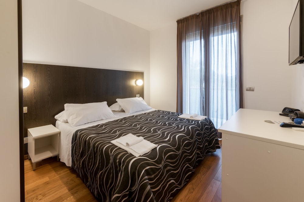 Double or Twin Room, Ensuite (Enzo Ferrari) photo 3