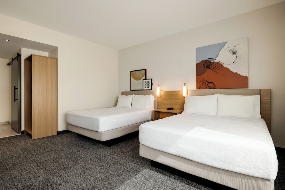 Room, 2 Queen Beds, Roll-in Shower (Mobility & Hearing)