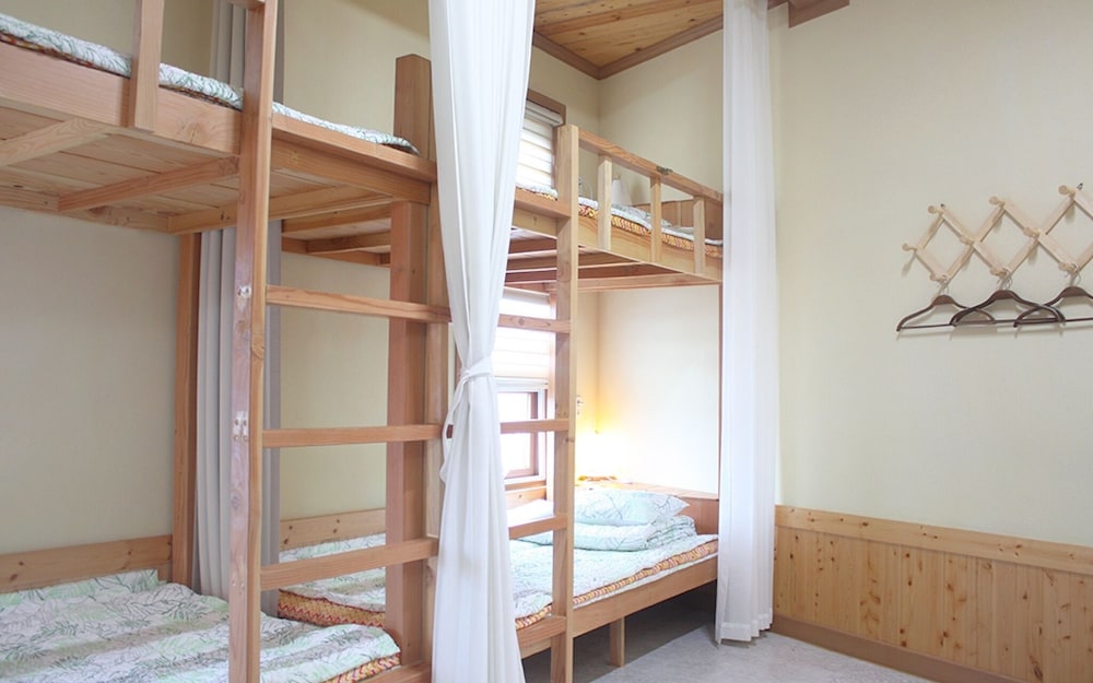 Room (Quad room)