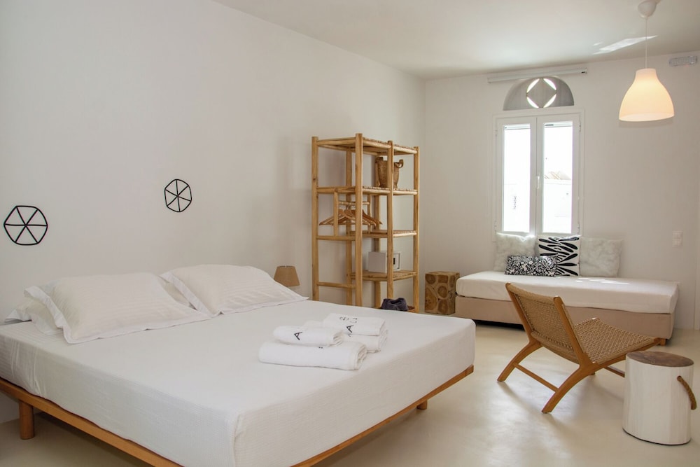 Deluxe Suite, Balcony, Partial Sea View photo 2