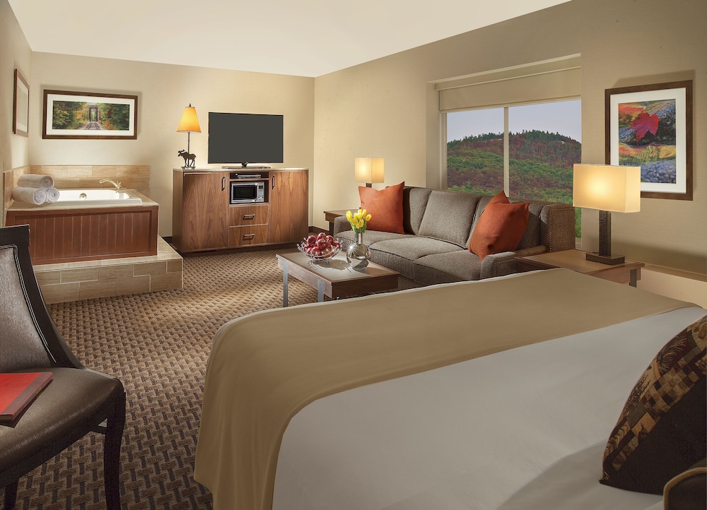 Deluxe Room, Hot Tub - Photo 1