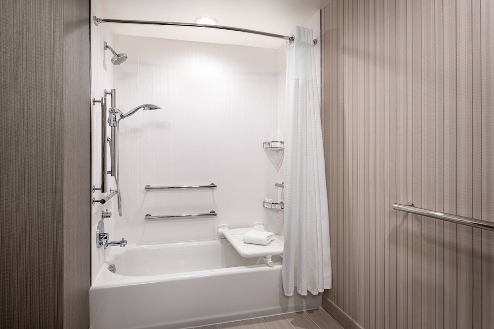 Room, 2 Queen Beds (Mobility Accessible, Roll-in Shower) - Photo 5