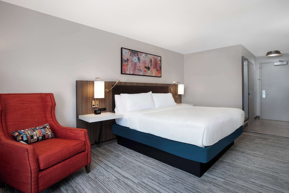 1 King Bed - Photo 2