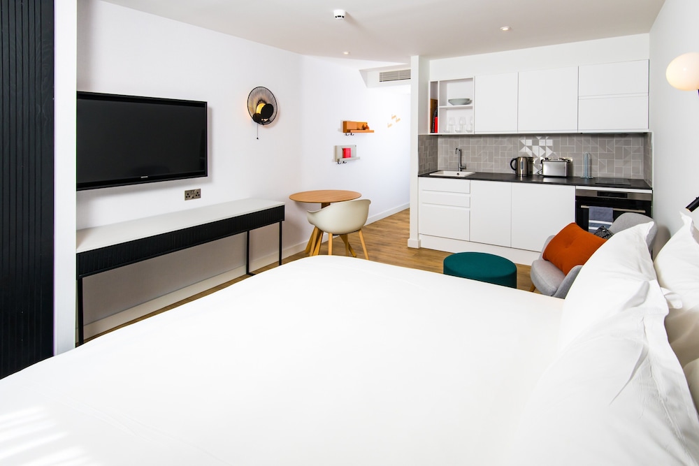 Studio Suite, 1 King Bed, Kitchen - Photo 4