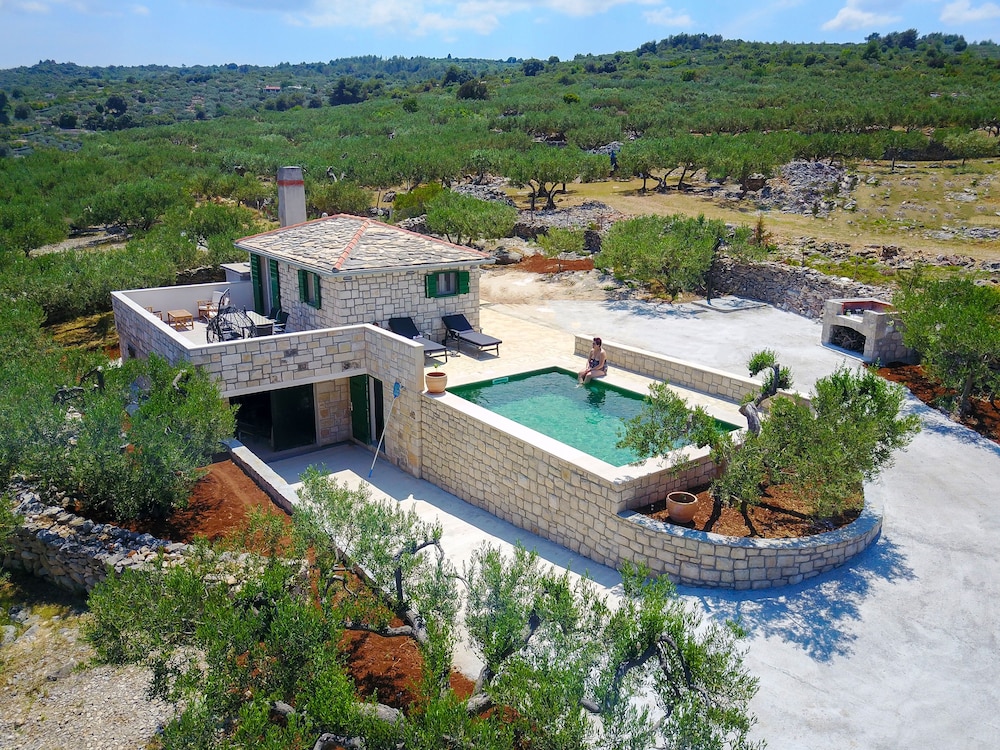 House (Holiday Home with Outdoor Pool and Se)
