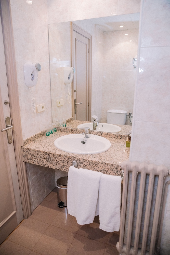 Triple Room (2 adults + 1 child) - Photo 3