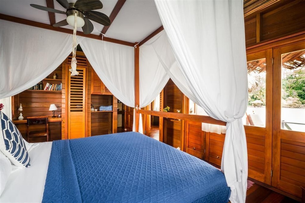 Bungalow Honeymoon Suite over the water