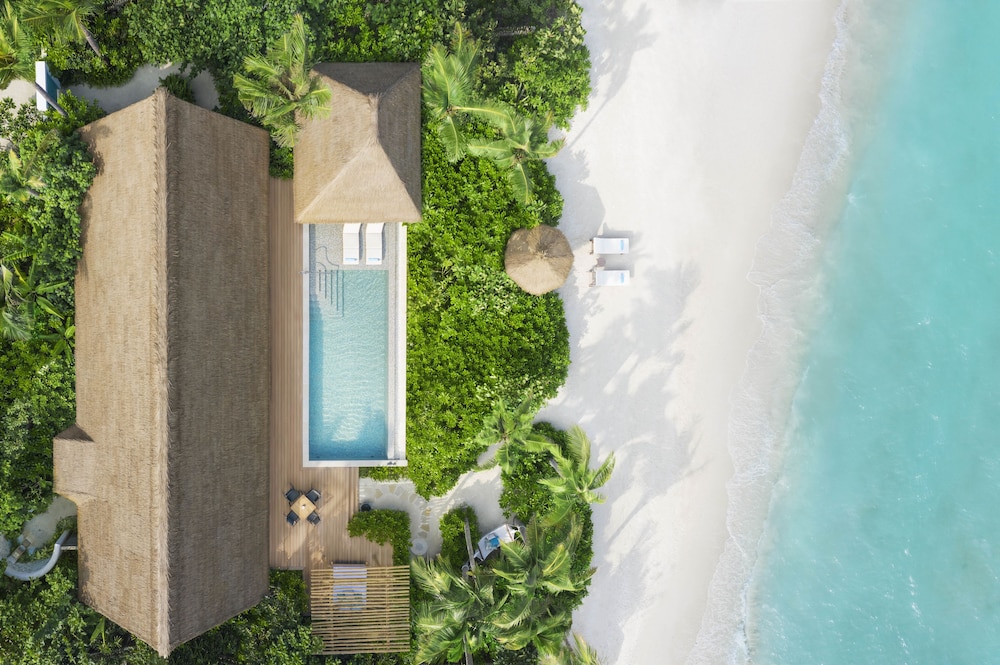 King Grand Beach Villa With Pool