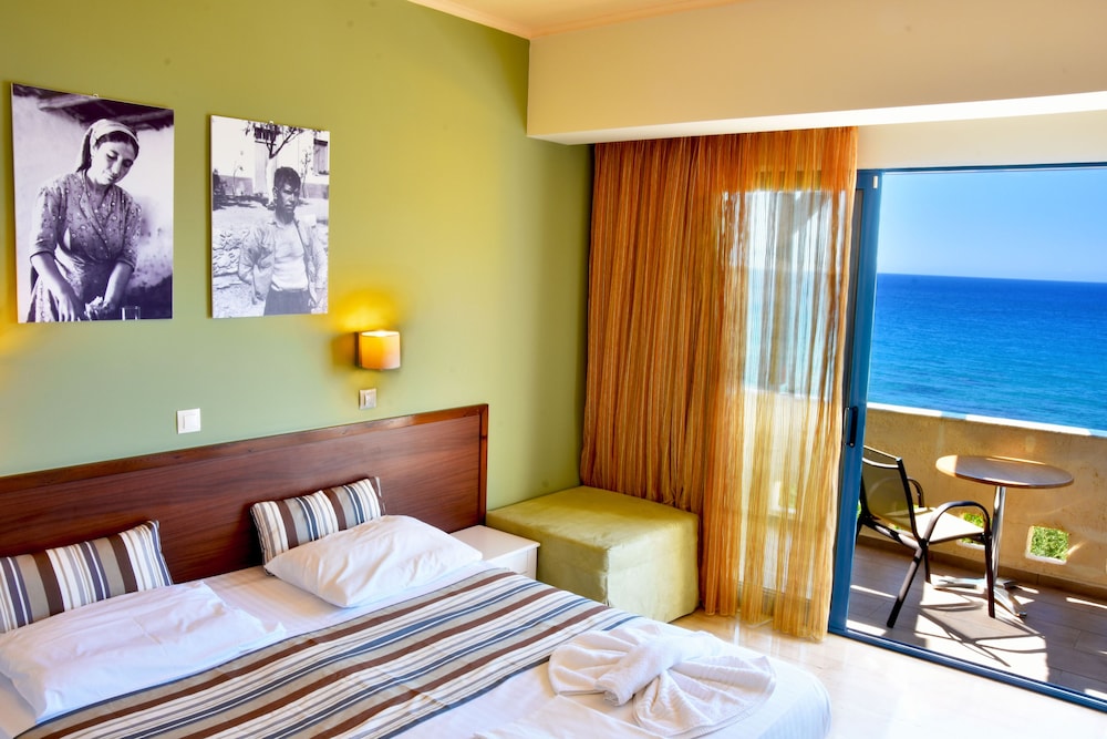Double Room, Sea View - Photo 2