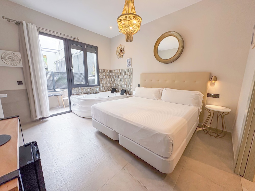 Superior Suite, 1 King Bed, Jetted Tub photo 3