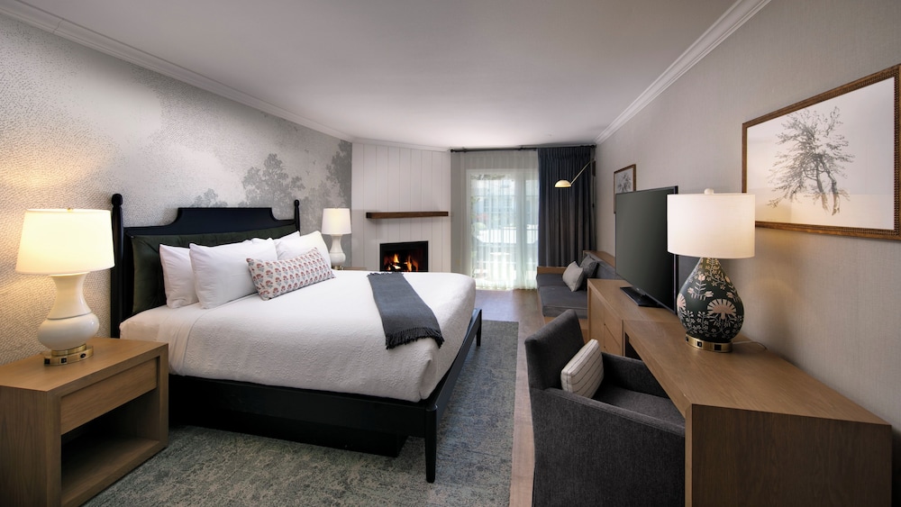 Deluxe Room, 1 King Bed, Patio, Partial Ocean View - Photo 1