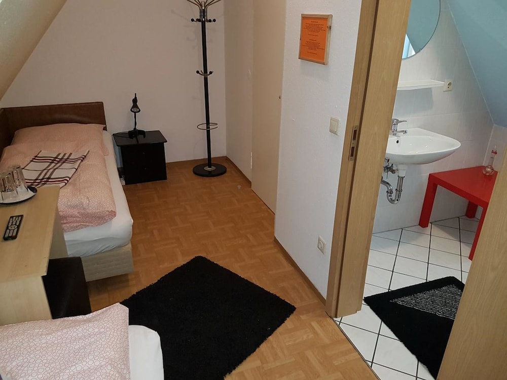 Twin Room with Private Bathroom - Photo 1