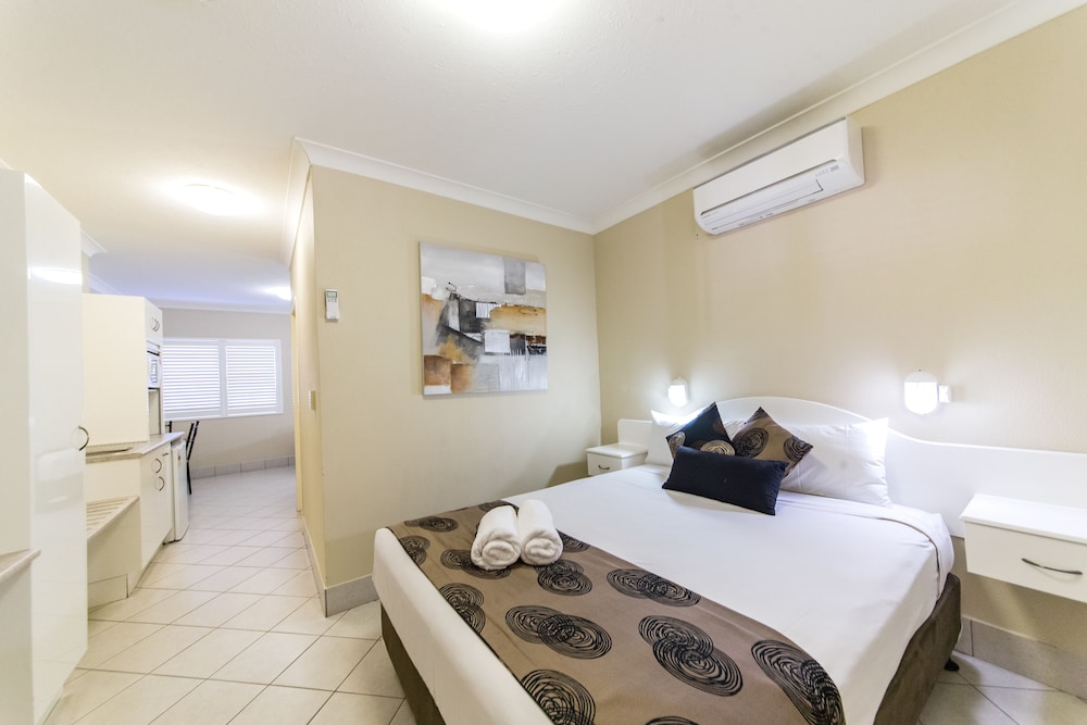 Standard Room, Multiple Beds, Non Smoking, Kitchenette photo 3