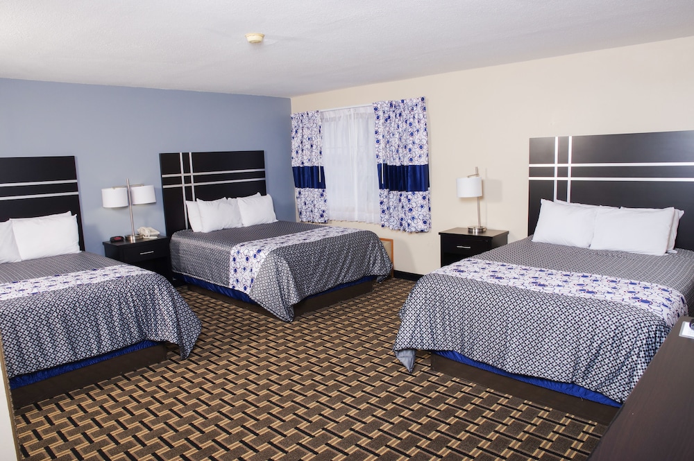 Family Suite, 3 Queen Beds photo 2