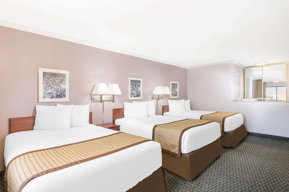 Room, Multiple Beds, Smoking (Mobility/Hearing/Roll-In Shower) - Photo 1