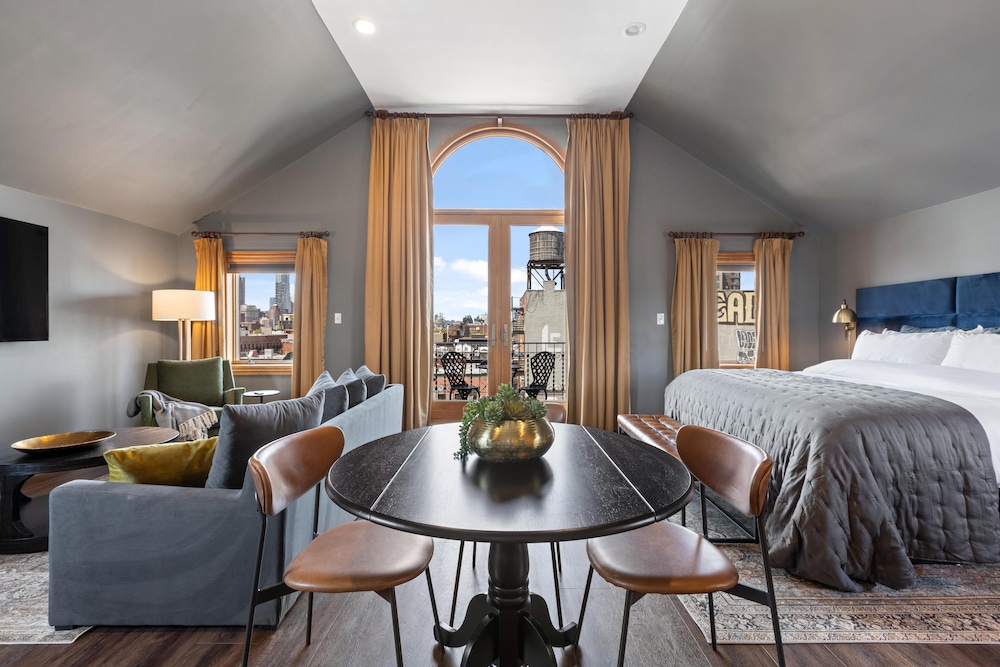Exclusive Studio Suite, 1 King Bed with Sofa bed, Balcony, City View photo 1