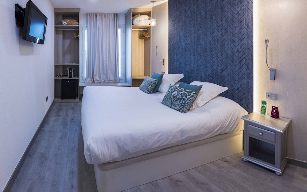 Junior Suite, 1 Queen Bed with Sofa Bed - Photo 10
