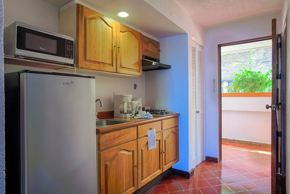 Studio, 1 King Bed, Non Smoking, Ocean View (Kitchenette, Balcony) - Photo 2