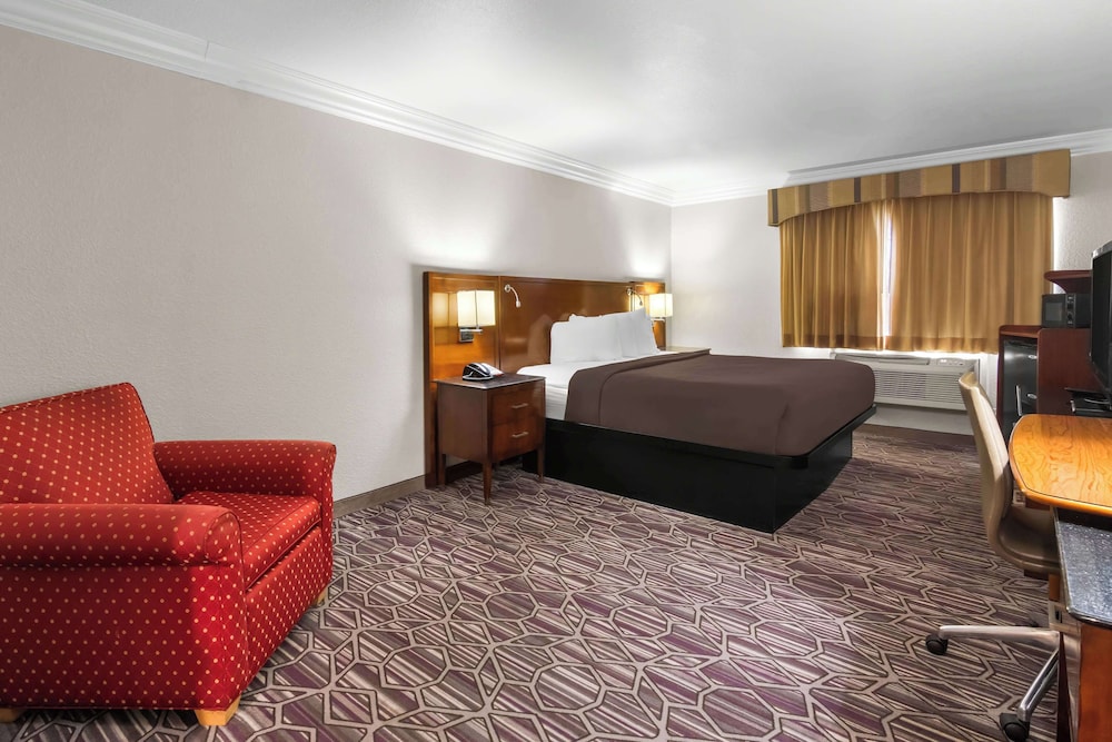 Standard Room, 1 King Bed, Non Smoking, Refrigerator & Microwave photo 1