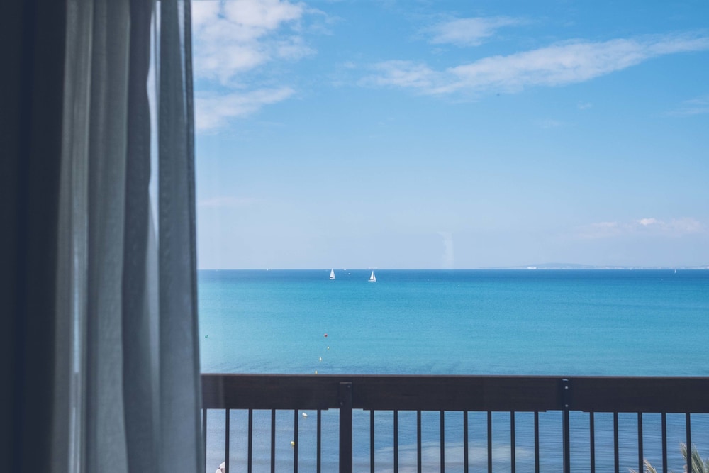 Double Room, Balcony, Beach View photo 3