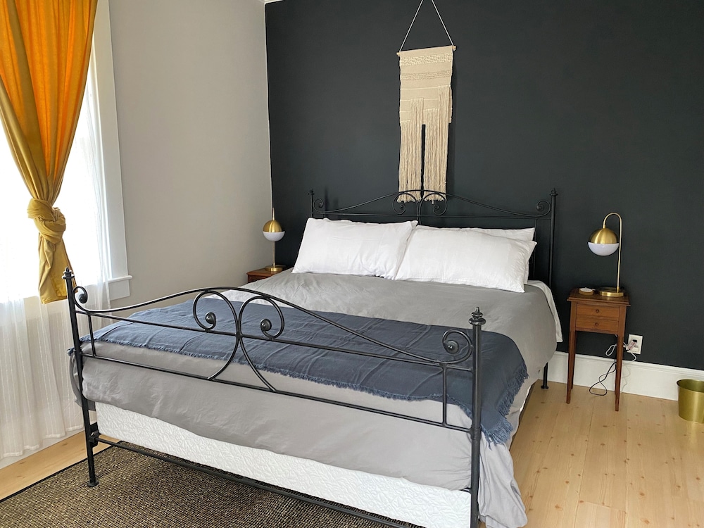 Romantic Room, 1 King Bed, Garden View (Pet Friendly) photo 3