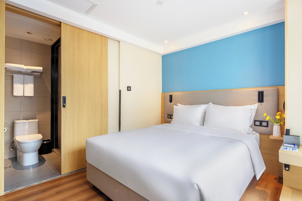 Standard Room, 1 King Bed - Photo 2