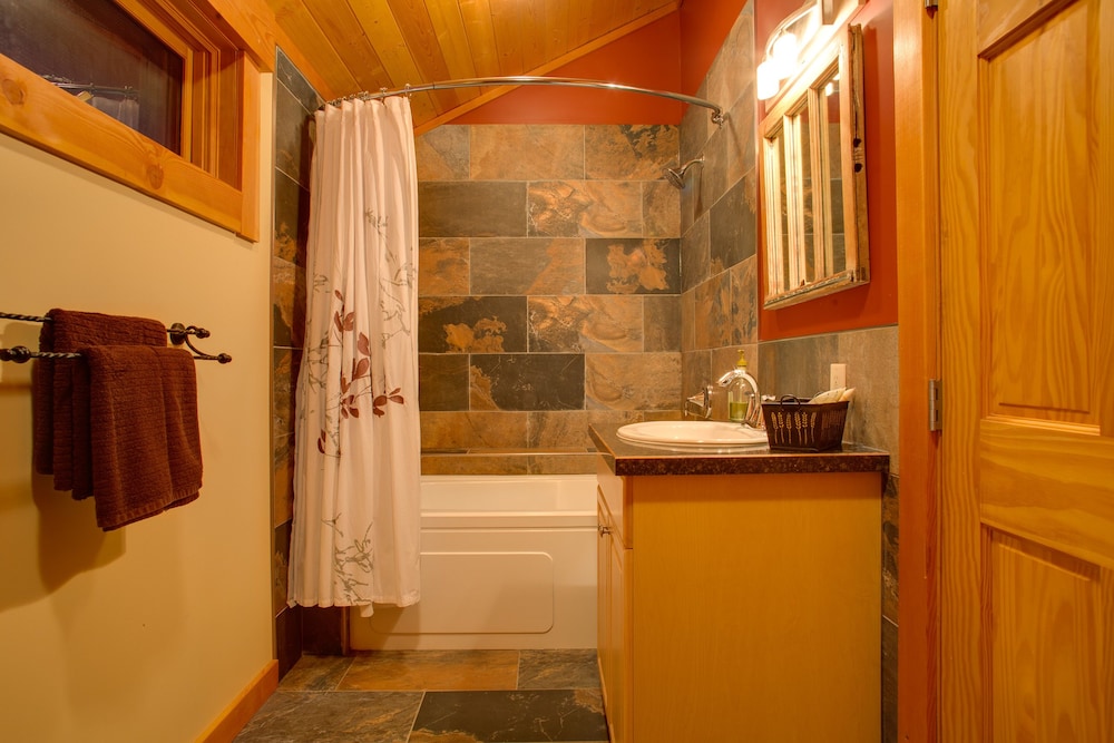 Cabin (Deer Lodge) photo 3