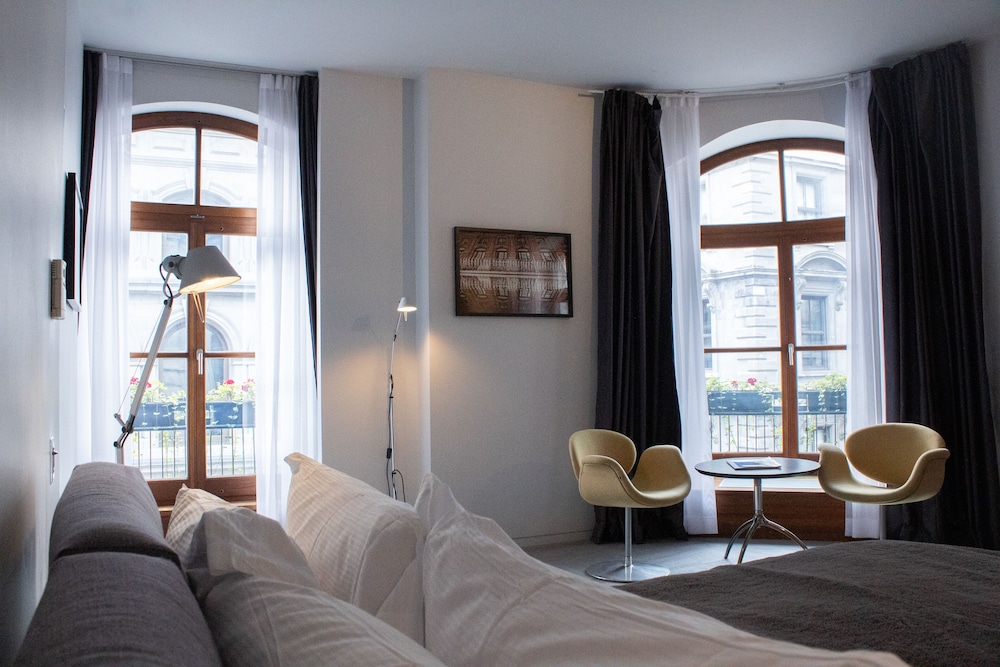 Suite, Corner - Photo 3