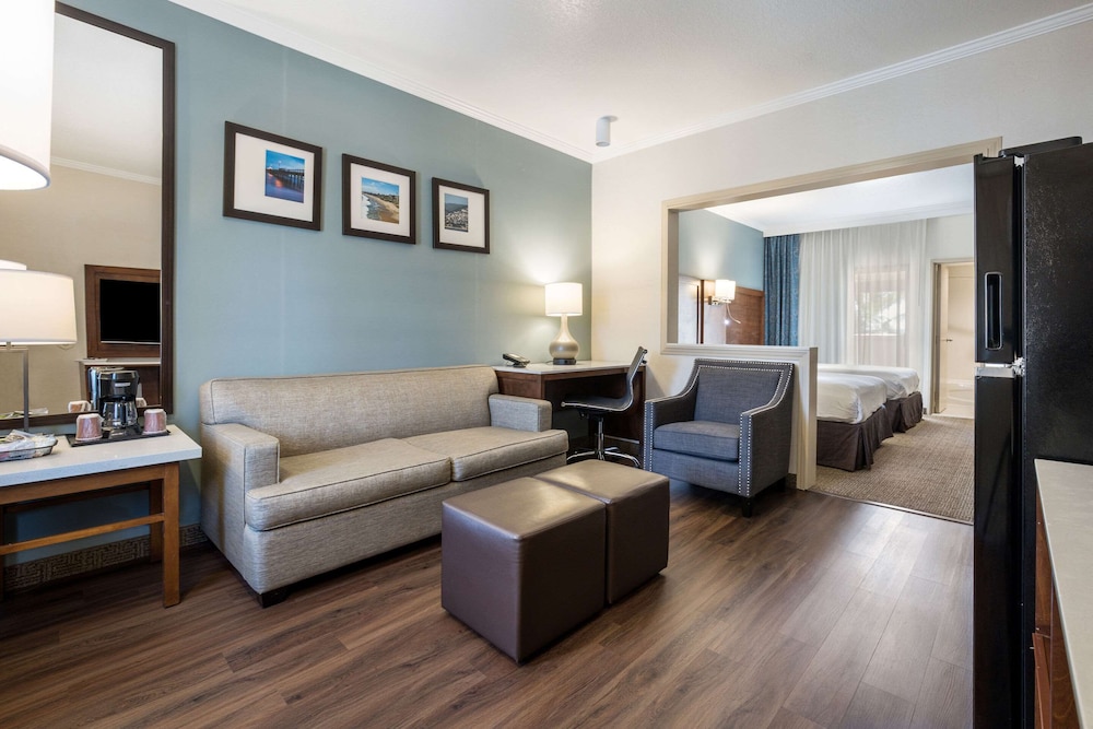 Suite, 2 Double Beds, Non Smoking, Pool View - Photo 13