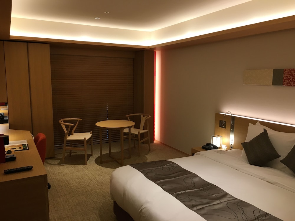 Standard Room, 1 King Bed (Stocked Minibar) - Photo 1