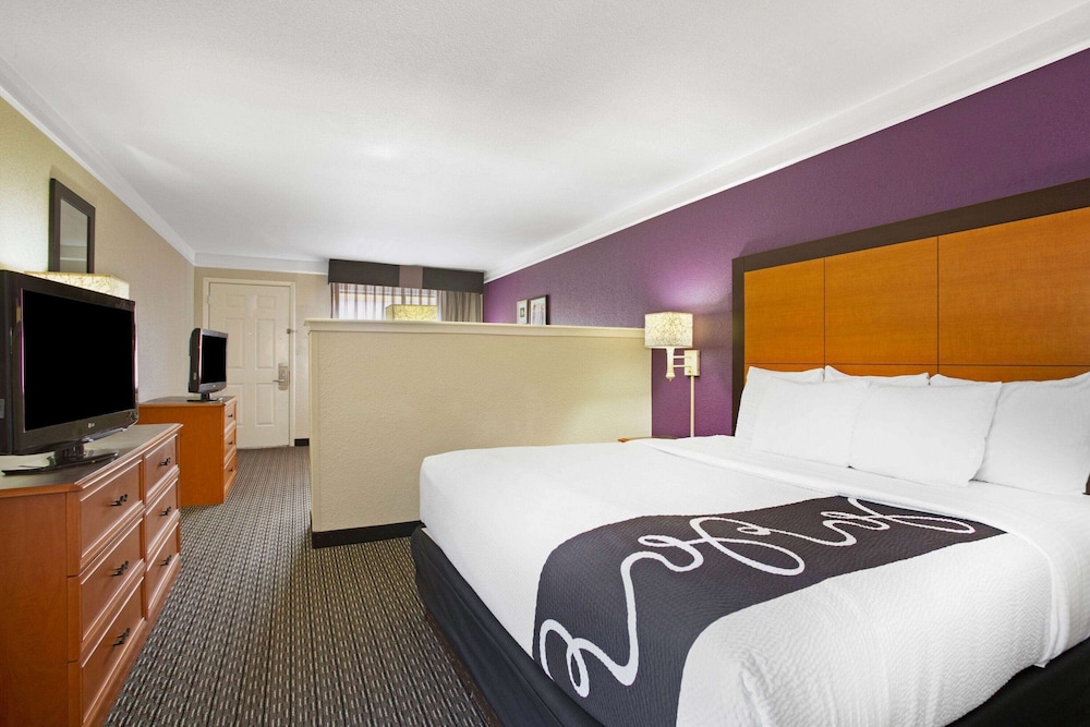 Deluxe Room, 1 King Bed, Non Smoking - Photo 5