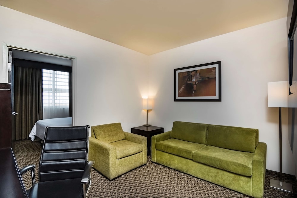 Suite, 1 King Bed, Non Smoking - Photo 3