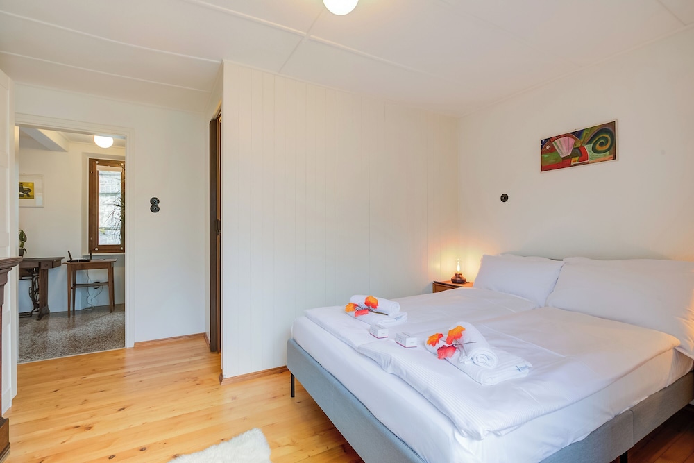 Family Chalet, Multiple Bedrooms, 2 Bathrooms, Mountainside (La Canonica)