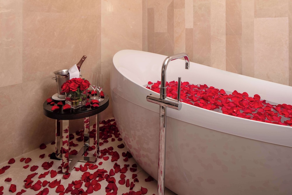Regency, Suite, 1 King Bed - Photo 3