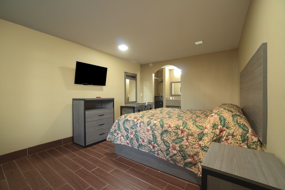 Room, 1 King Bed, Mobility Accessible, Non Smoking (Mobility, Roll-In Shower) - Photo 3