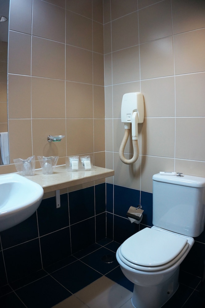 Classic Twin Room - Photo 2