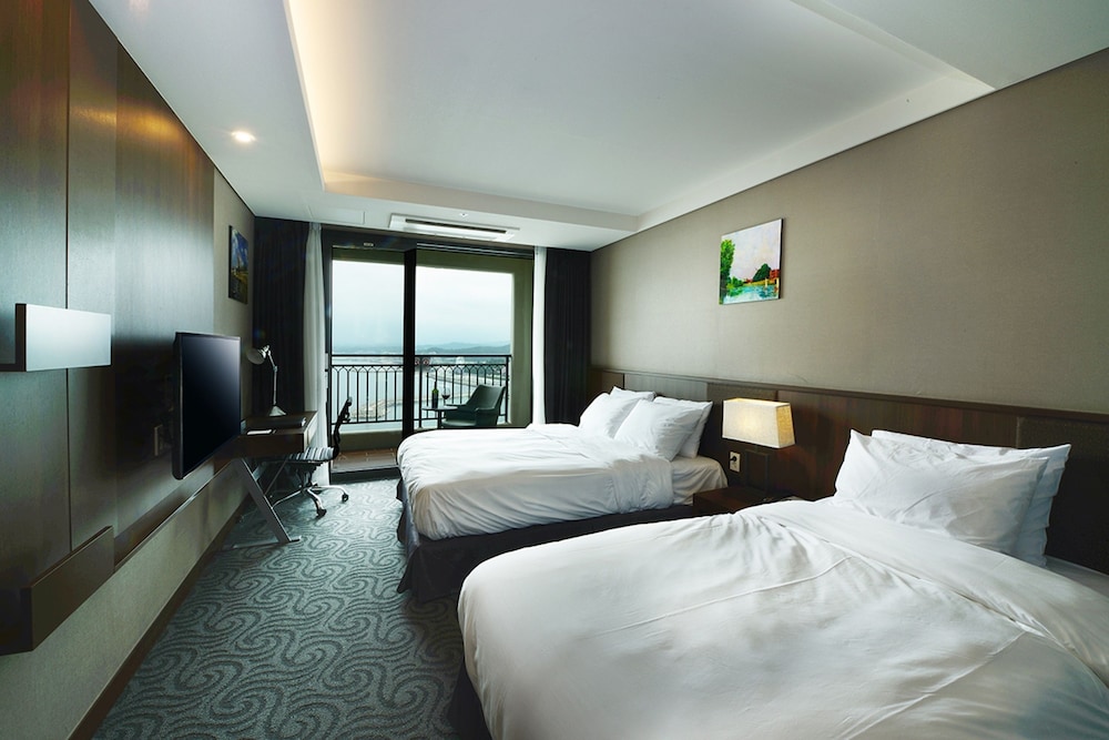 [Free Upgrade PKG] Standard Family Twin to Deluxe Family Twin, Ocean Harbor View photo 1
