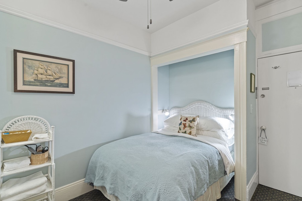 Room, 1 Double Bed (with Sink, Shared Bathroom)