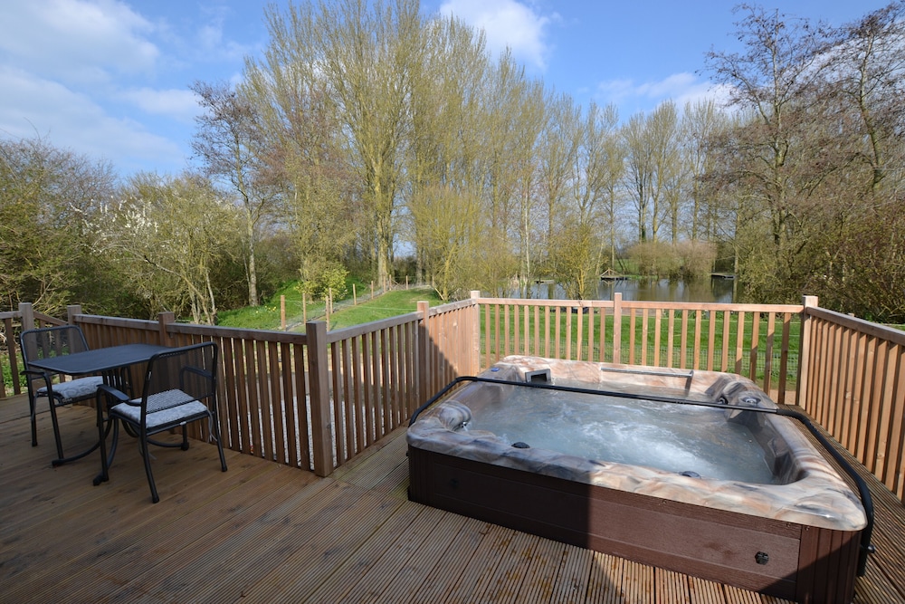 Luxury Apartment, Ensuite, Lake View (Kingfisher Lodge) photo 1